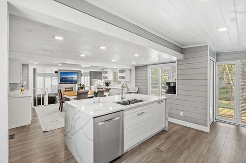 Large Group Friendly Coastal Escape W/ Heated Pool & Spacious Patio!🌴🏖️
