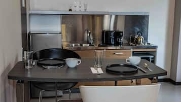 Réfrigérateur, batterie de cuisine, vaisselle et ustensiles