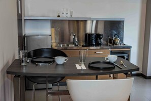 Fridge, cookware/dishes/utensils - 617 Living Chapinero (Bogotá)