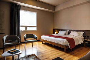 Grand loft | Hypoallergeen beddengoed, een kluis op de kamer, een bureau