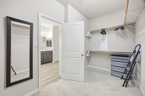Interior - Nice 1-bedroom in 4 bedroom- house with AC in welcoming Bakersfield (Bakersfield)