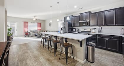 Nice 1-bedroom in 4 bedroom- house with AC in welcoming Bakersfield