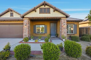 Exterior - Nice 1-bedroom in 4 bedroom- house with AC in welcoming Bakersfield (Bakersfield)