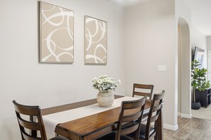 Dining - Nice 1-bedroom in 4 bedroom- house with AC in welcoming Bakersfield (Bakersfield)