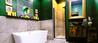 Asian Zen With Jacuzzi, Kitchenette, Near Victoria Sq