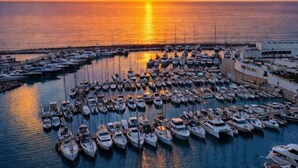 Un port esportiu ple de vaixells al capvespre.