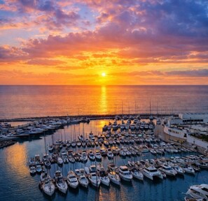 Ein Hafen voller Boote im Abendrot.