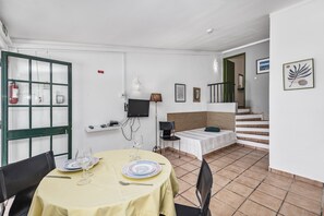 Dining - Ideal retreat for couples or small families (Fuseta)