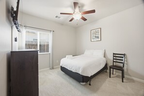 4 bedrooms, iron/ironing board, free WiFi, bed sheets - 1-bedroom for rent in a spacious 4 bedrooms house in perfect Bakersfield with AC (Bakersfield)