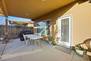 Outdoor dining - 1-bedroom for rent in a spacious 4 bedrooms house in perfect Bakersfield with AC (Bakersfield)