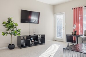 Smart TV - 1-bedroom for rent in a spacious 4 bedrooms house in perfect Bakersfield with AC (Bakersfield)
