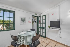 Dining - Bright apartment with access to a shared pool (Fuseta)
