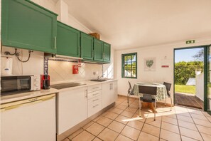 Fridge, microwave, coffee/tea maker, toaster - Bright apartment with access to a shared pool (Fuseta)