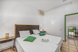 Room - One bedroom apartment with access to a large shared swimming pool (Fuseta)