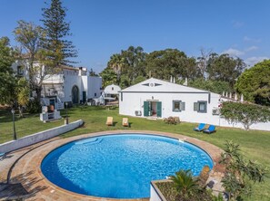 Pool - One bedroom apartment with access to a large shared swimming pool (Fuseta)