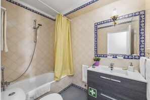 Bathroom - One bedroom apartment with access to a large shared swimming pool (Fuseta)