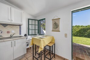 Réfrigérateur, micro-ondes, lave-vaisselle, cafetière/bouilloire