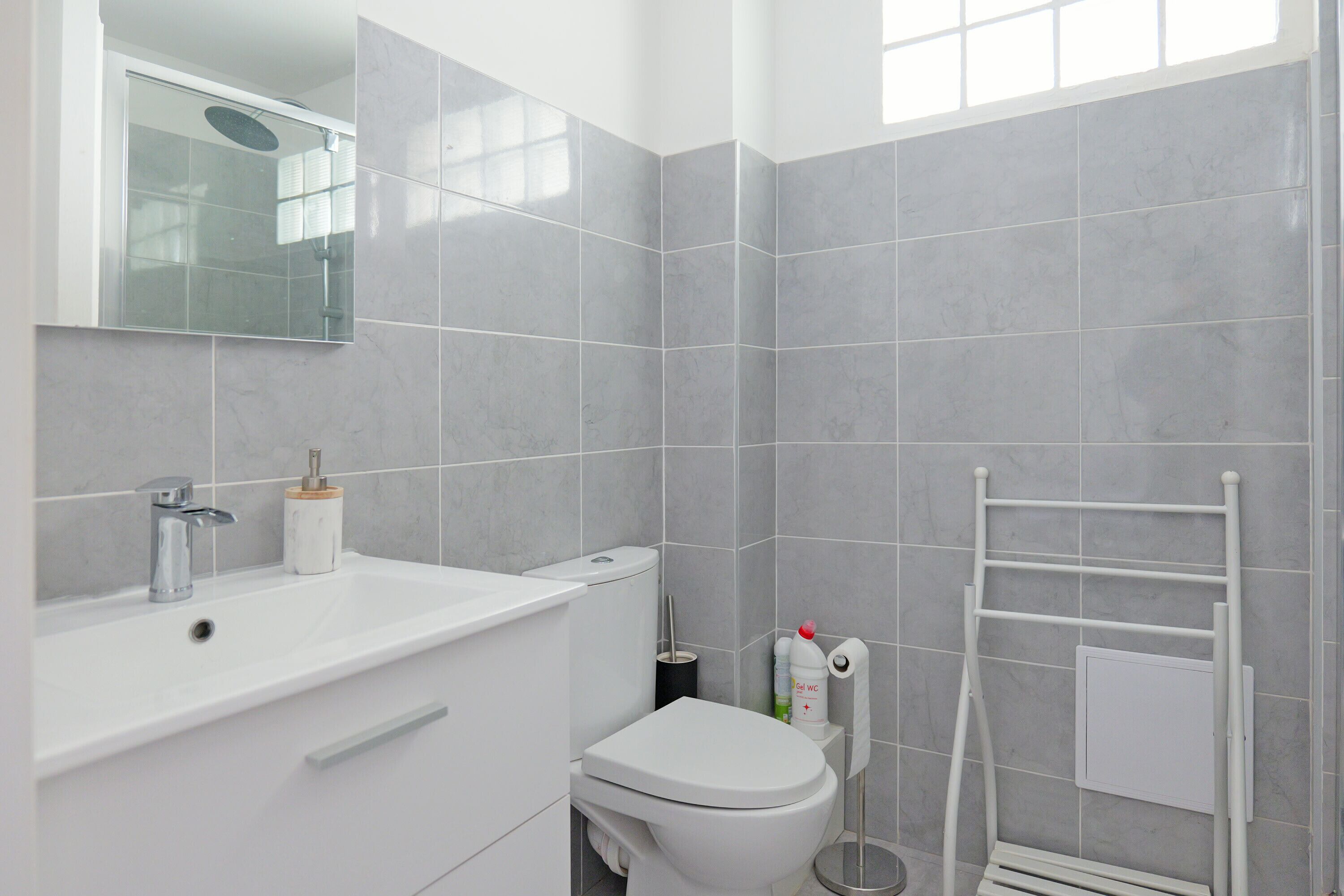 Een douche, een haardroger, handdoeken