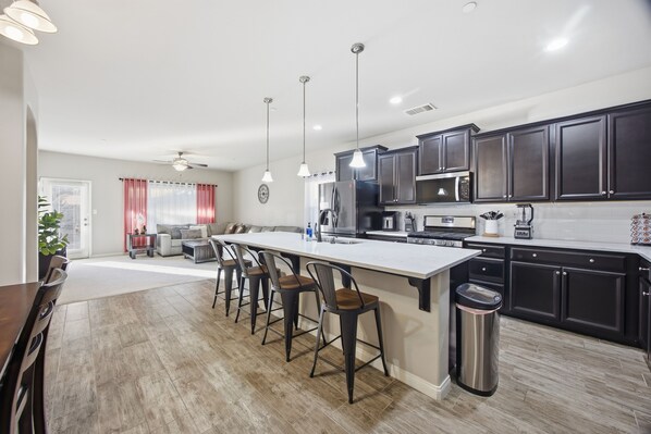 Private kitchen - Cozy 1-bedroom inside house in beautiful Bakersfield with AC (Bakersfield)