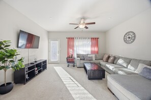 Smart TV - Cozy 1-bedroom inside house in beautiful Bakersfield with AC (Bakersfield)