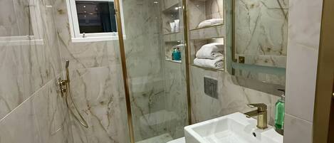 Serviettes fournies, savon, papier de toilette