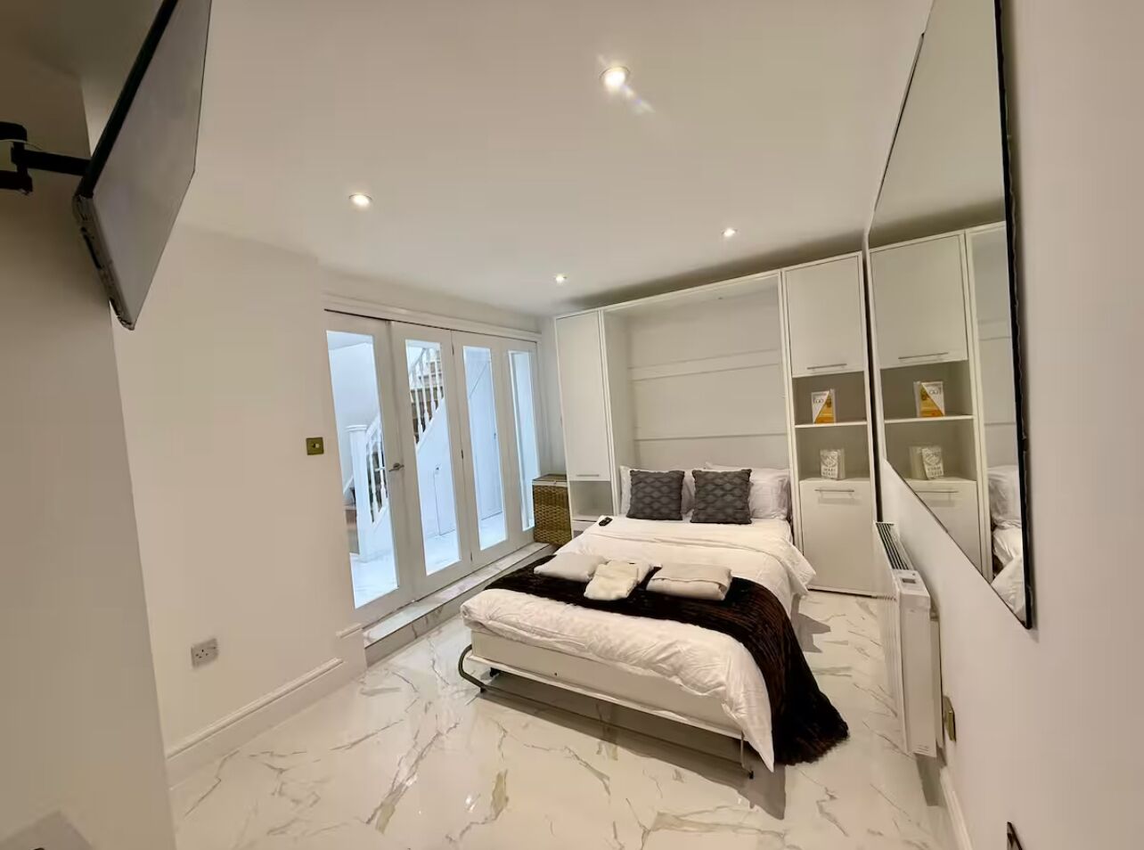 12 bedrooms, iron/ironing board, WiFi, bed sheets