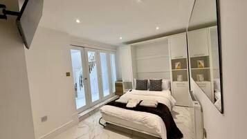 12 bedrooms, iron/ironing board, WiFi, bed sheets