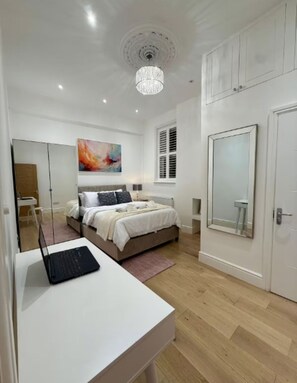 12 bedrooms, iron/ironing board, WiFi, bed sheets - The Stockwell Residence (London)