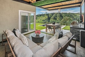 Outdoor dining - Unforgettable Family Stay - Pool/Spa/Firepit/Games/5Br/Views (San Diego)