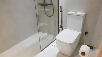 Separate bathtub and shower, slippers, bidet, towels