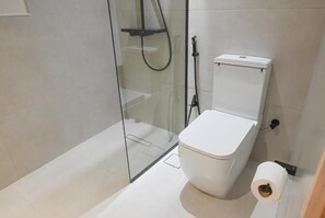 Separate bathtub and shower, slippers, towels, soap - Jadah Residence-By Ch (Madinah)