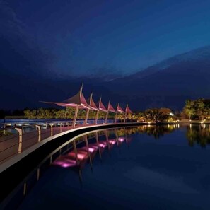 Un pont doté d’une conception architecturale unique, caractérisé par une série de structures pointues et une surface d’eau réfléchissante en contrebas.