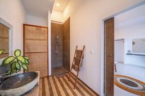 Villa Luxury, balcone, vista piscina | Bagno | Doccia, asciugacapelli, asciugamani, sapone