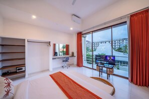 Villa Luxury, balcone, vista piscina | Una cassaforte in camera, una scrivania, postazione laptop