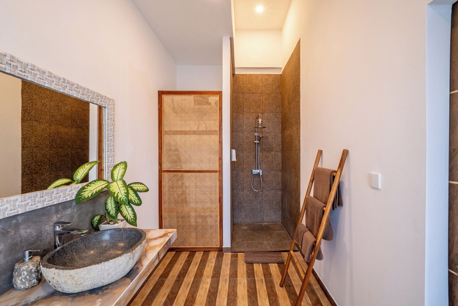 Vila superluxo, sacada, vista para a piscina | Banheiro | Chuveiro, secador de cabelo, toalhas de banho, sabonete