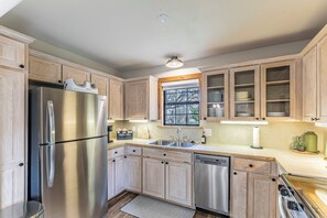 Private kitchen - River Access, Peaceful Country Cottage, Fire Pit, (Mcgregor)