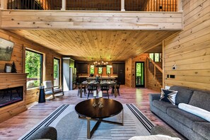 Living area - Smoky Ridge Sanctuary - Pool - Hot Tub - Theater (Sevierville)