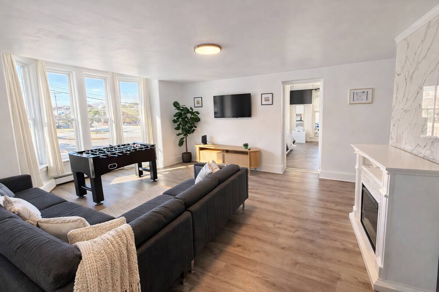 TV, fireplace