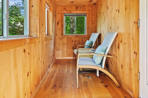 Davis Outpost: Pet-Friendly Quiet Cabin w/ AC. Screened Sunroom. Walk to Trails
