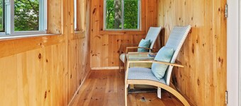 Davis Outpost: Pet-Friendly Quiet Cabin w/ AC. Screened Sunroom. Walk to Trails