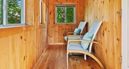 Davis Outpost: Pet-Friendly Quiet Cabin w/ AC. Screened Sunroom. Walk to Trails
