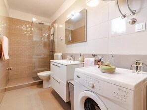 Ducha, secador de pelo, toallas