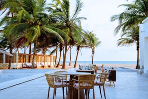 Outdoor dining - Atlantic Shores Resort (Lagos)