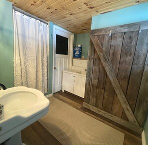 Hair dryer, soap, toilet paper - Secluded A Frame Cabin, On 27 Acres by the Lake (Maynooth)
