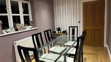 Room, 1 Bedroom | Dining room