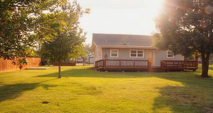 3BR- 2.5 BA Guest House in Sabinal - Sleeps 6 - Pond View