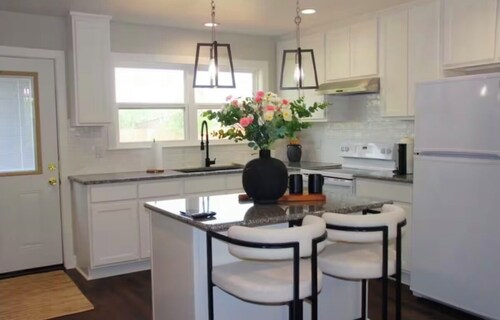 3BR- 2.5 BA Guest House in Sabinal - Sleeps 6 - Pool Access & Pond View