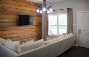 Living area - 3BR- 2.5 BA Guest House in Sabinal - Sleeps 6 - Pool Access & Pond View (Sabinal)