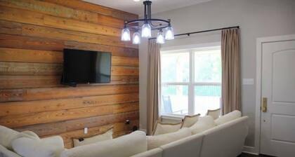 3BR- 2.5 BA Guest House in Sabinal - Sleeps 6 - Pool Access & Pond View