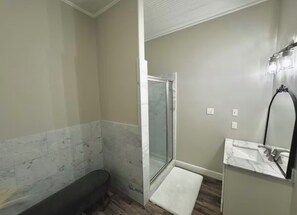 Shower, towels, soap - 3BR- 2.5 BA Guest House in Sabinal - Sleeps 6 - Pool Access & Pond View (Sabinal)